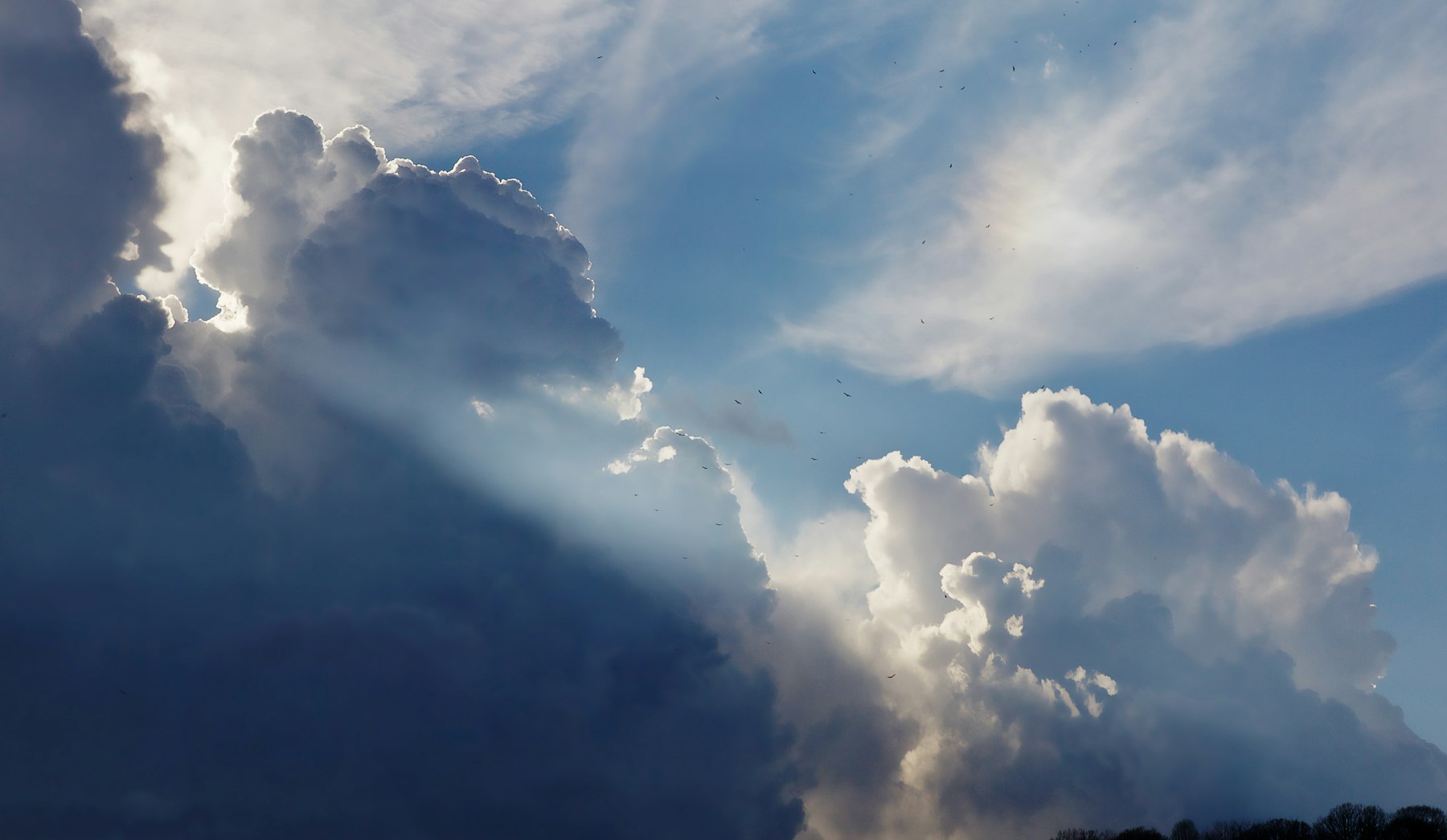 Raios de sol atravessando as nuvens